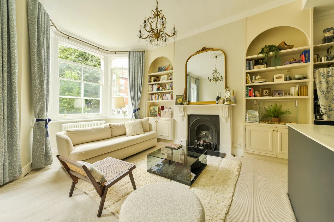 Flat First Floor, 28 Aynhoe Road, London, photo 2