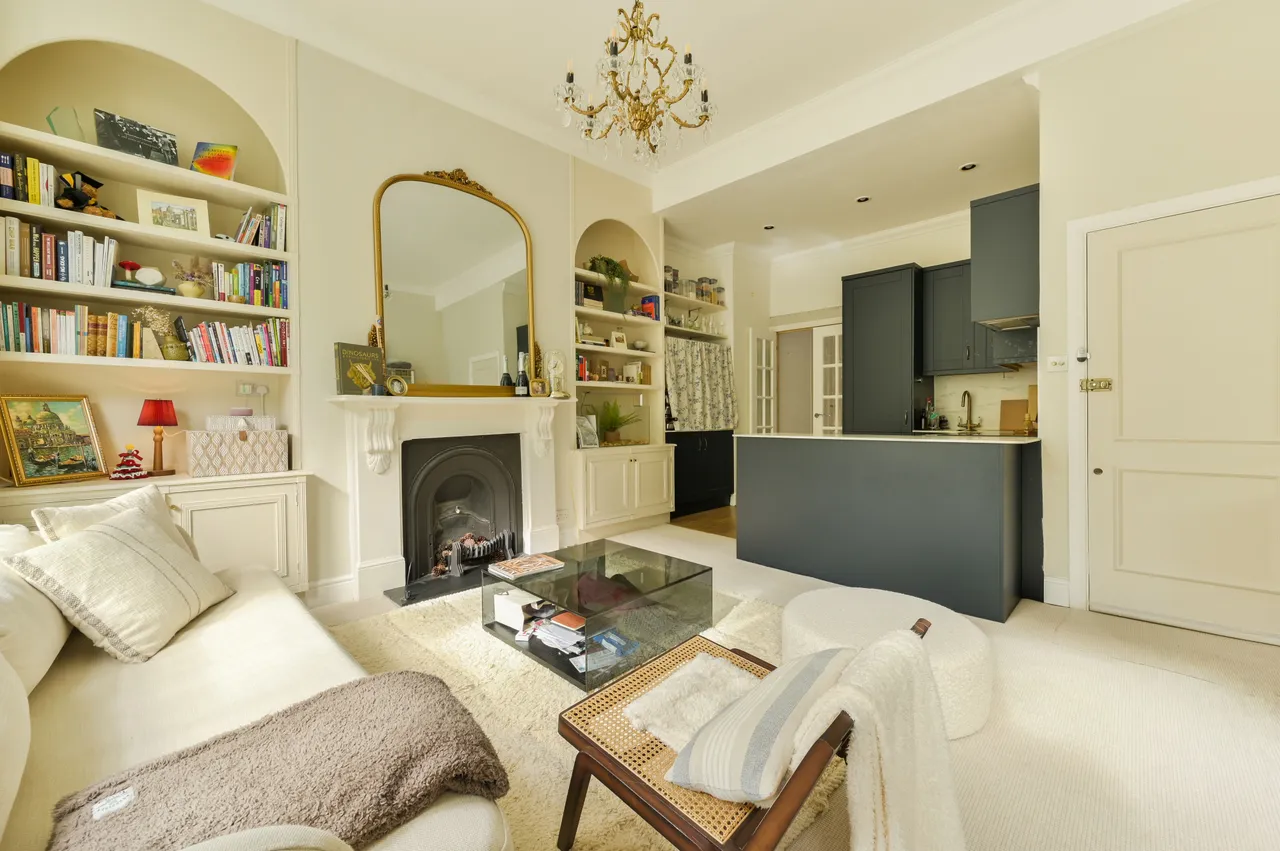 Flat First Floor, 28 Aynhoe Road, London, photo 4