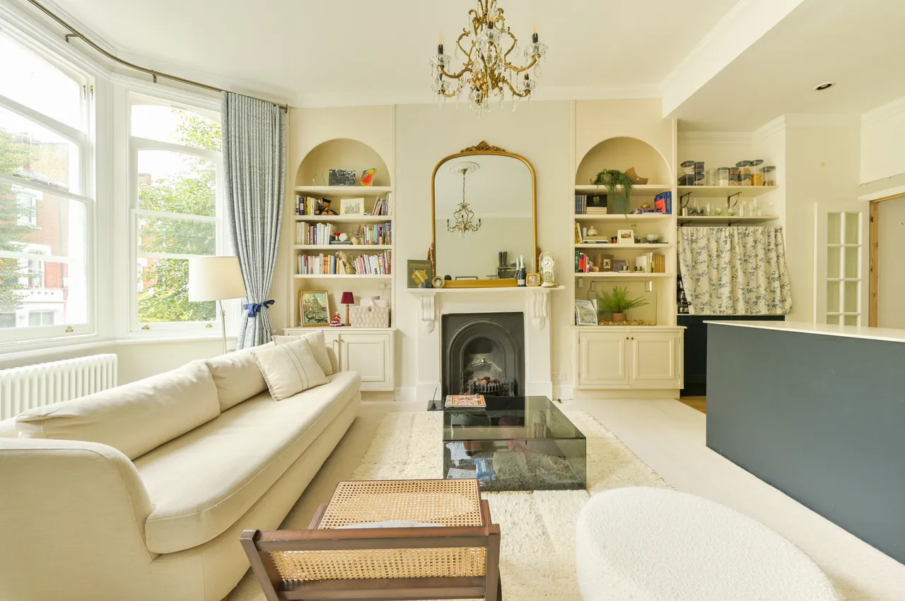 Flat First Floor, 28 Aynhoe Road, London, photo 3