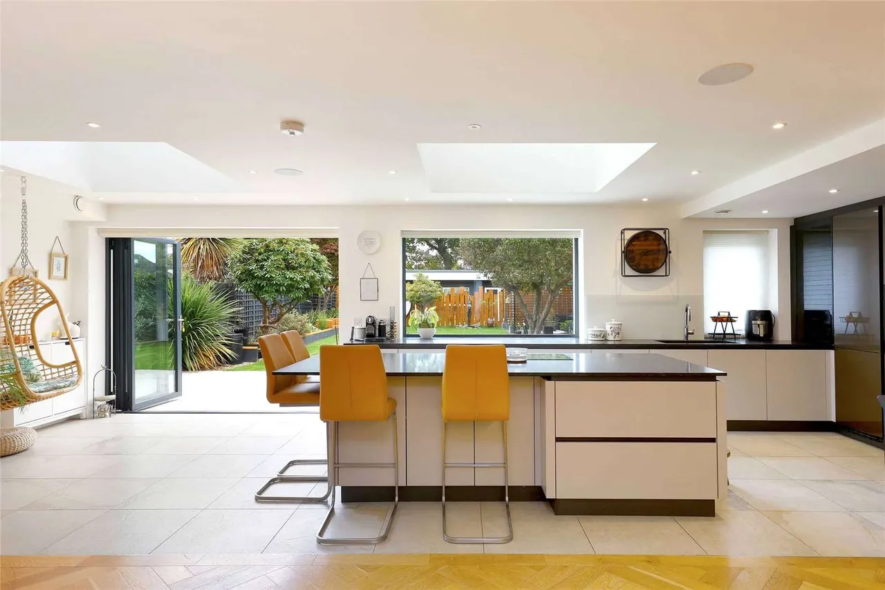 Thorney Lane South, Iver, Buckinghamshire, SL0 9AD, photo 2