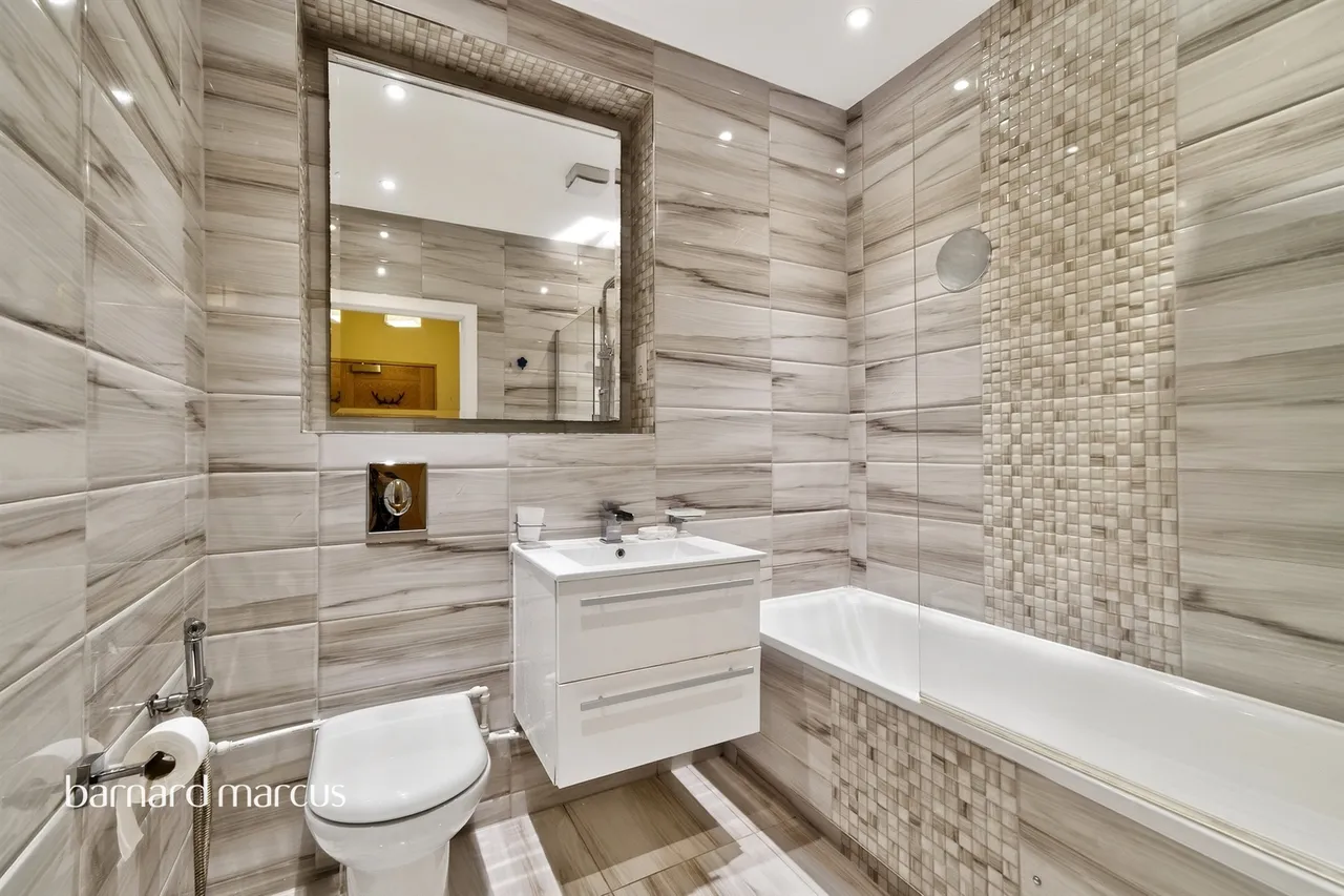 Staines Road West, Sunbury-On-Thames, TW16, photo 8