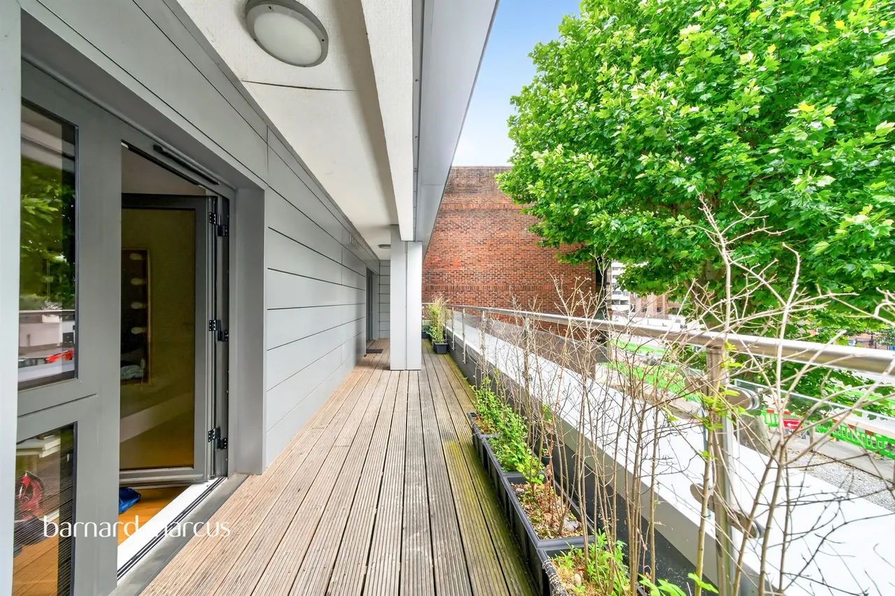 Staines Road West, Sunbury-On-Thames, TW16, photo 4