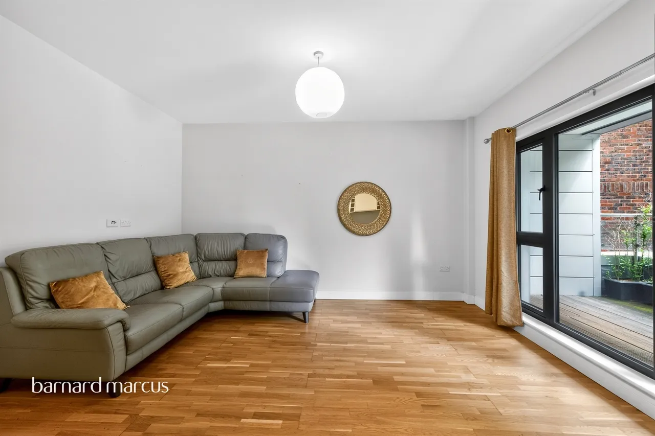 Staines Road West, Sunbury-On-Thames, TW16, photo 5