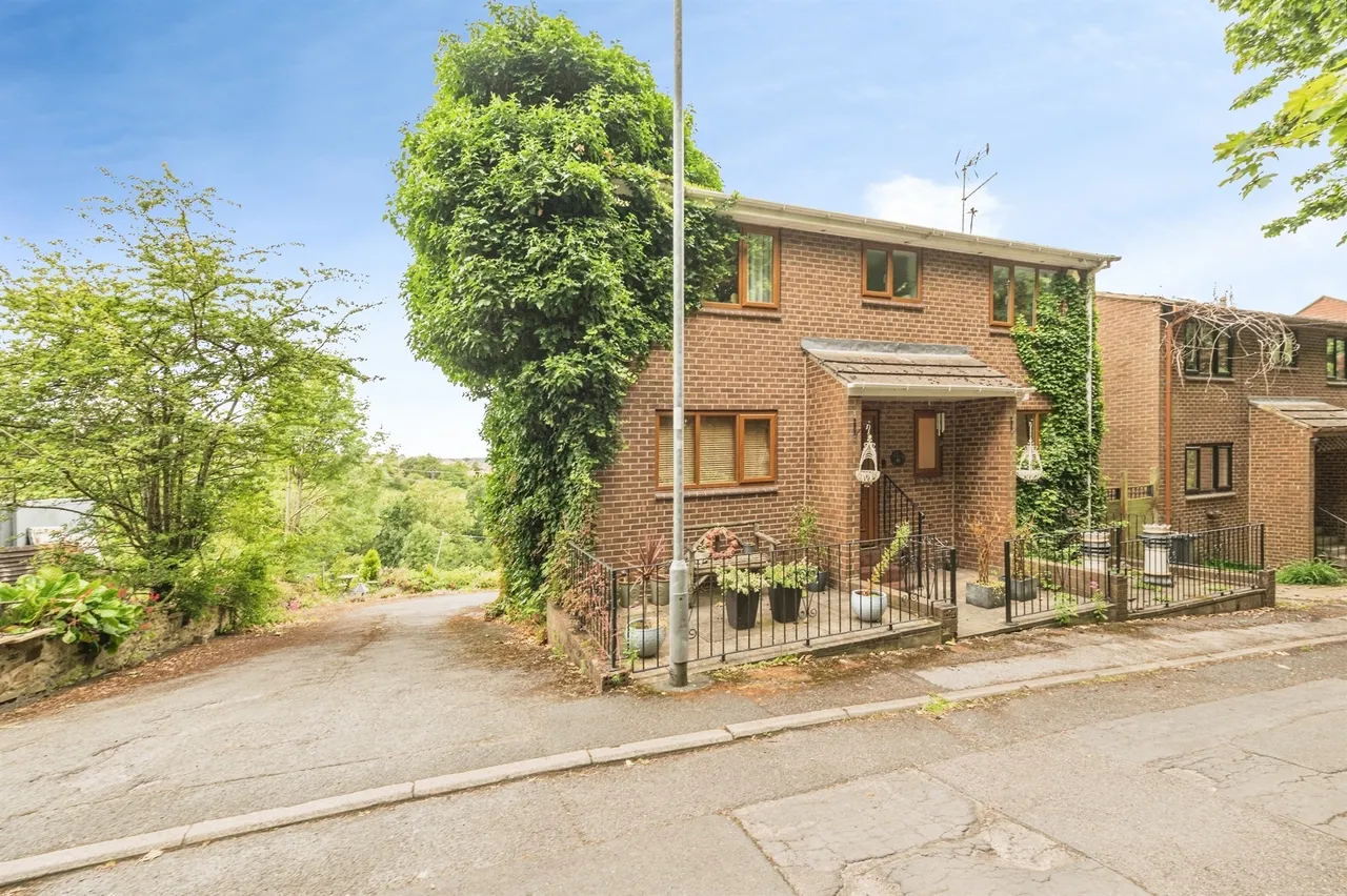 4 bed house for sale — Wells Road, Dewsbury