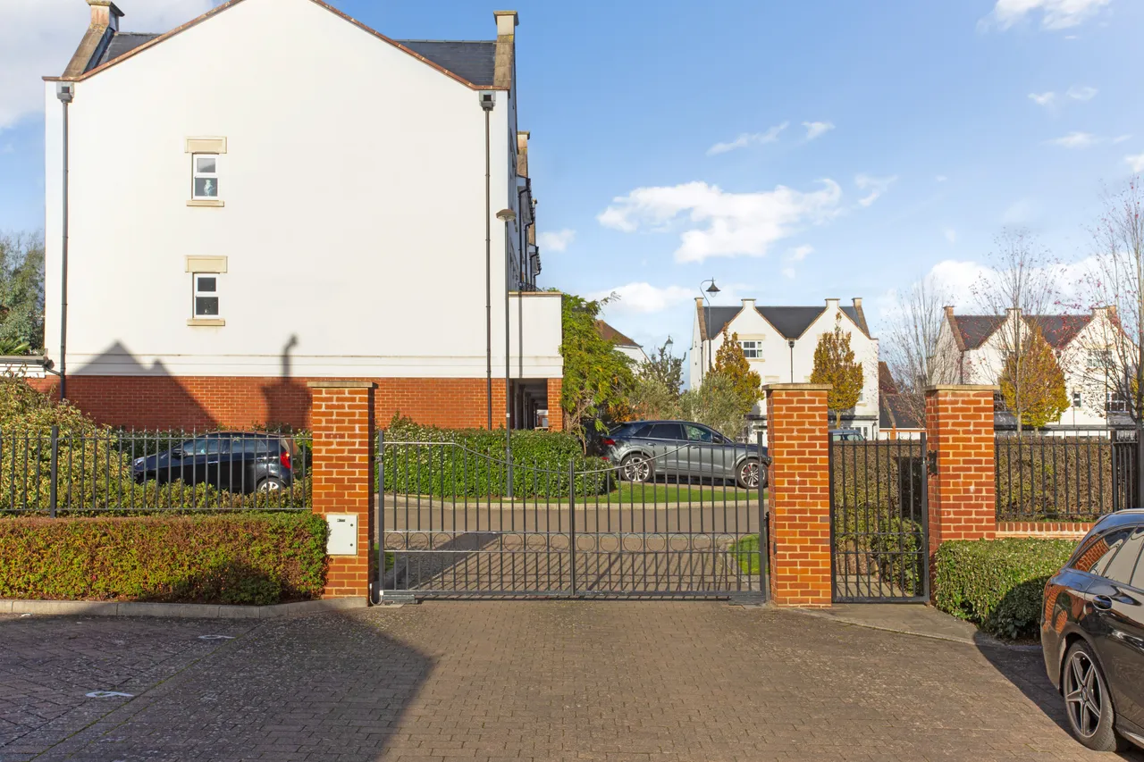 Highwood Crescent, Horsham, RH12, photo 10