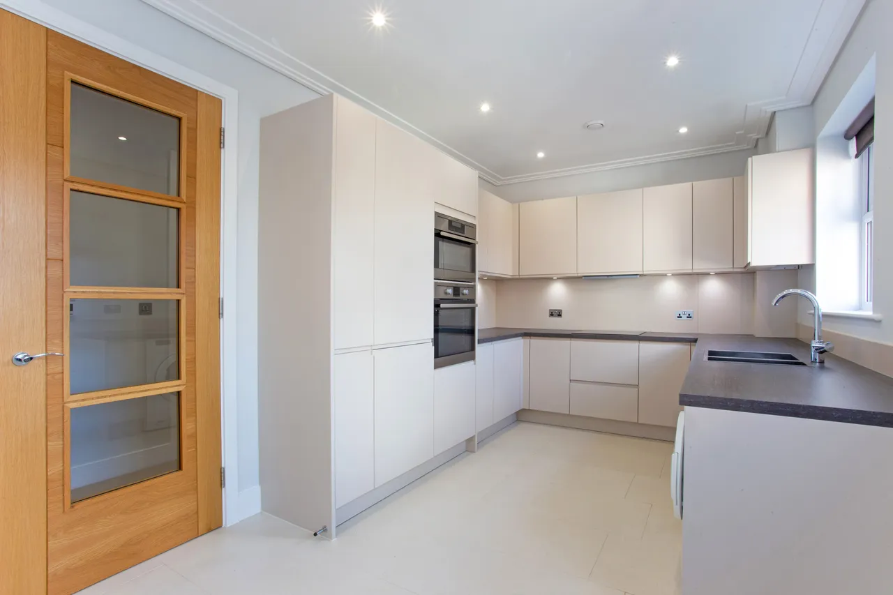 Highwood Crescent, Horsham, RH12, photo 3