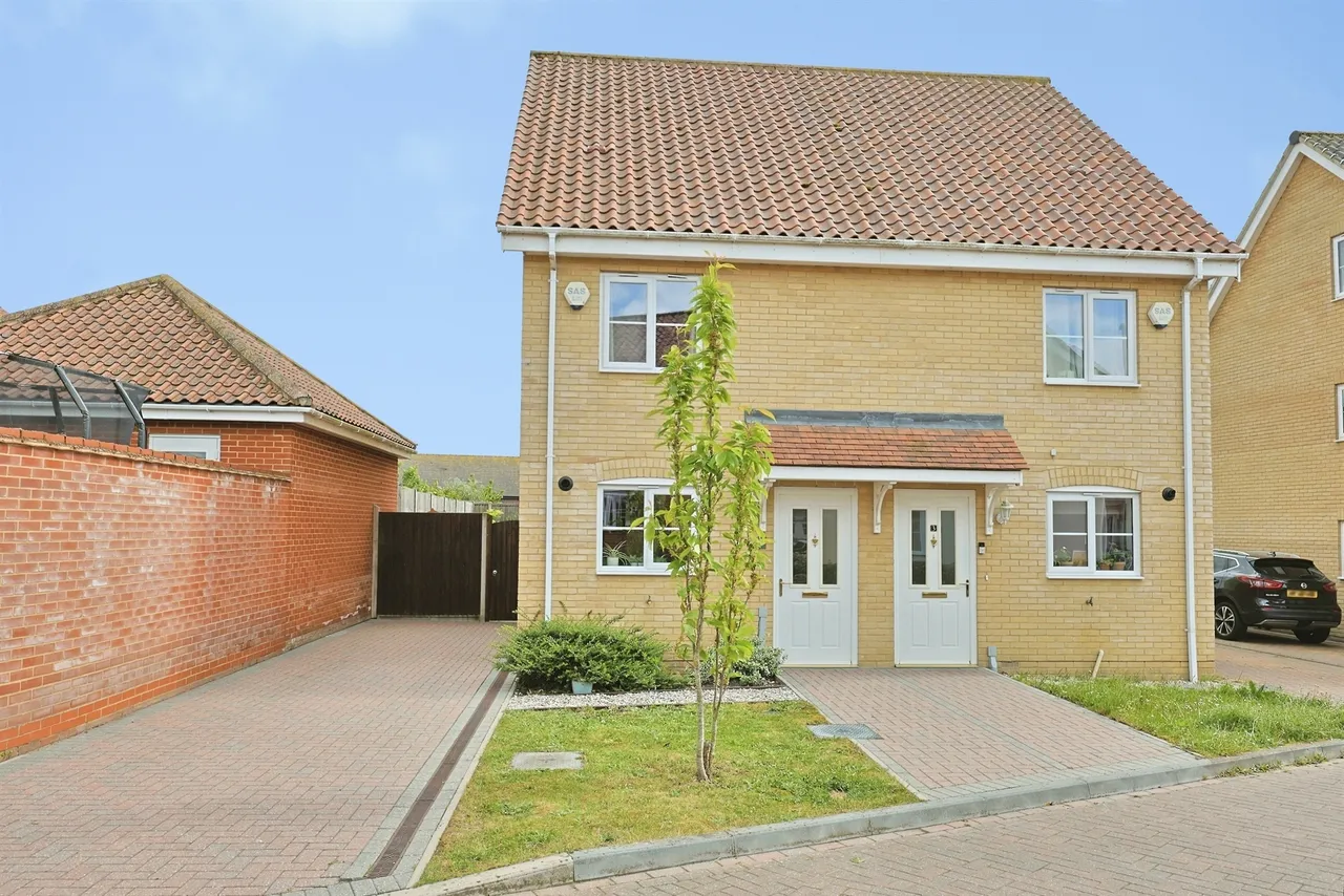 3 bed house for sale — Wellesley Close, Poringland, Norwich