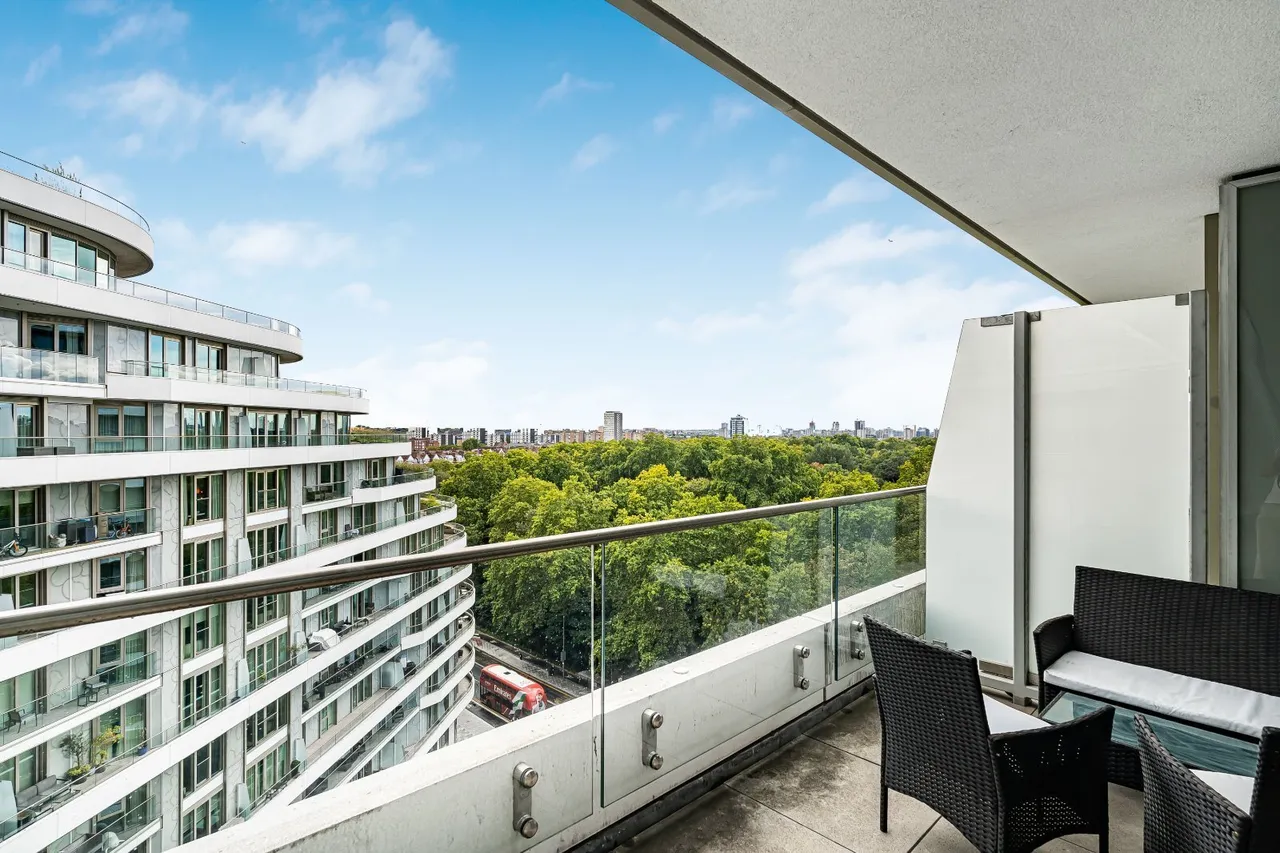 3 bed flat to rent, Sopwith Way, London, SW11