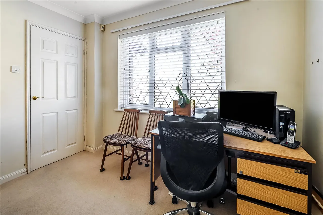 Aston Close, Ashtead, KT21, photo 9