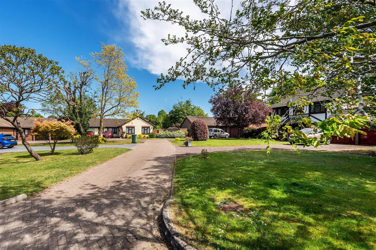 Aston Close, Ashtead, KT21, photo 18