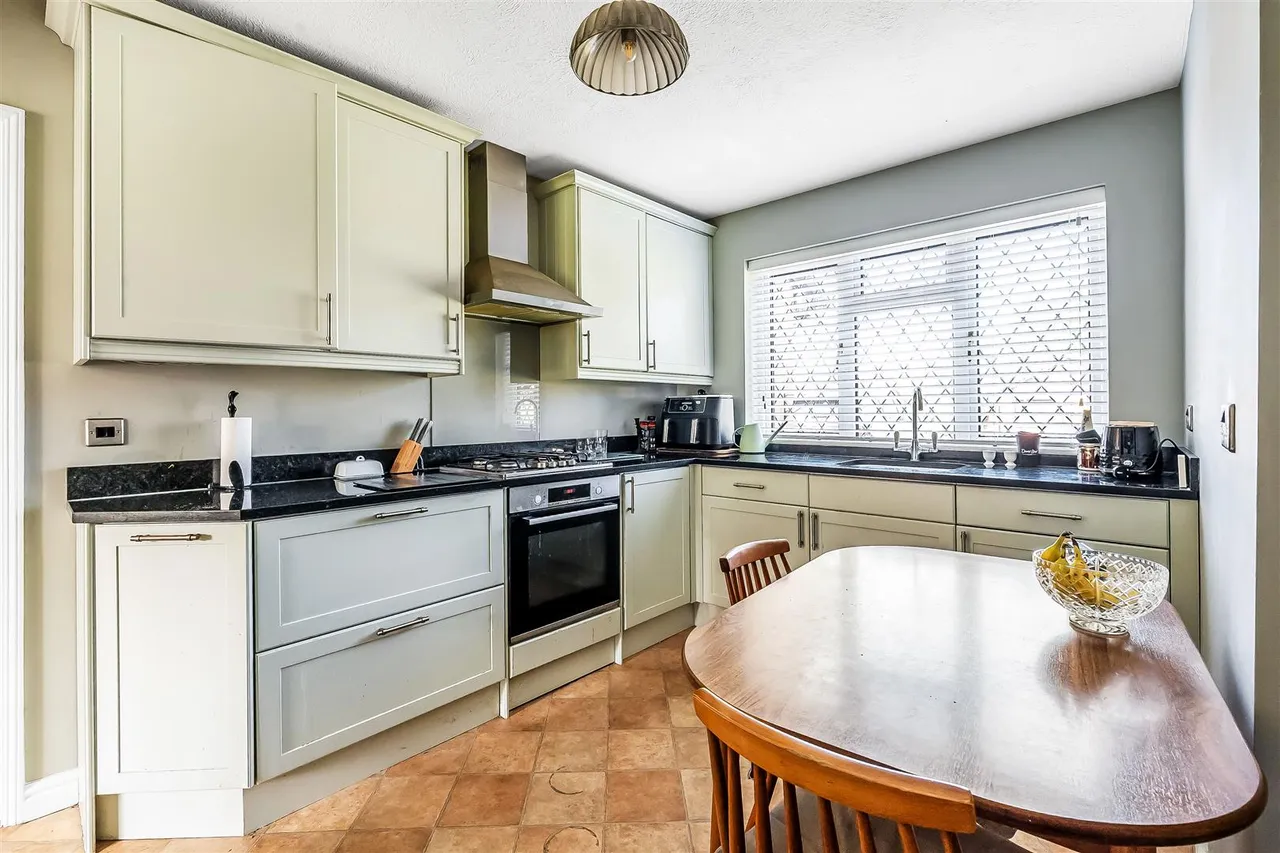 Aston Close, Ashtead, KT21, photo 7