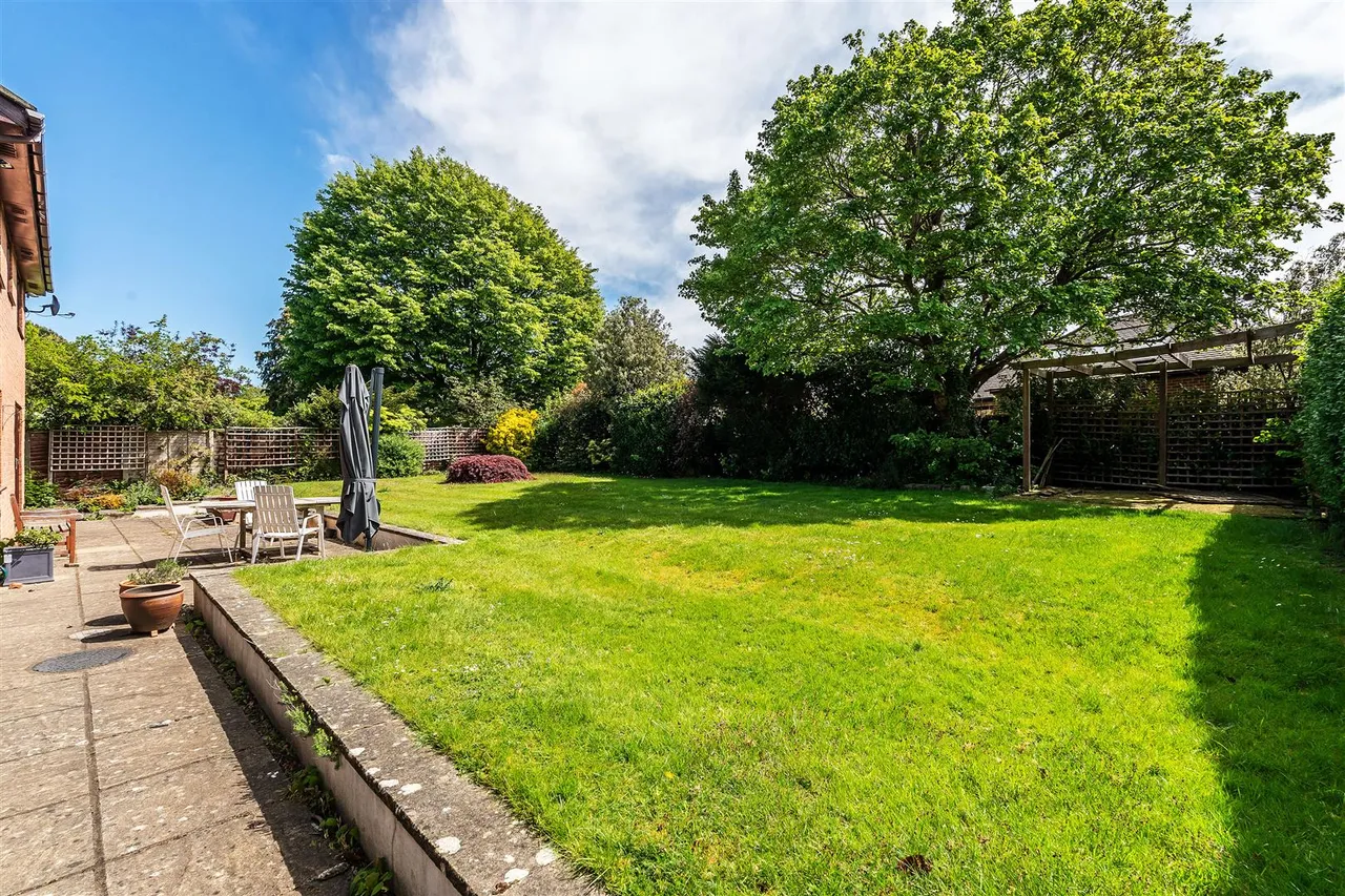 Aston Close, Ashtead, KT21, photo 16