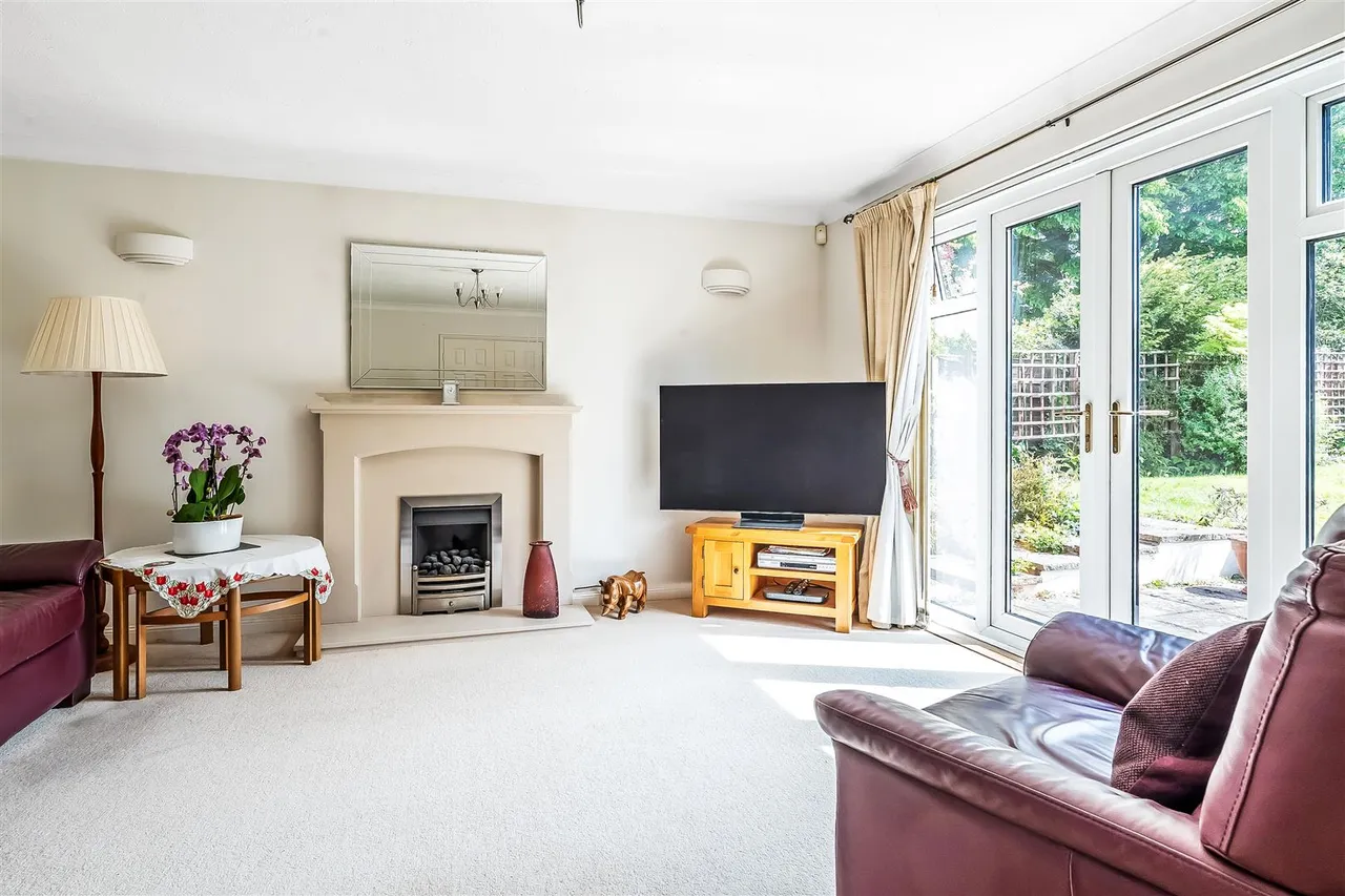 Aston Close, Ashtead, KT21, photo 3