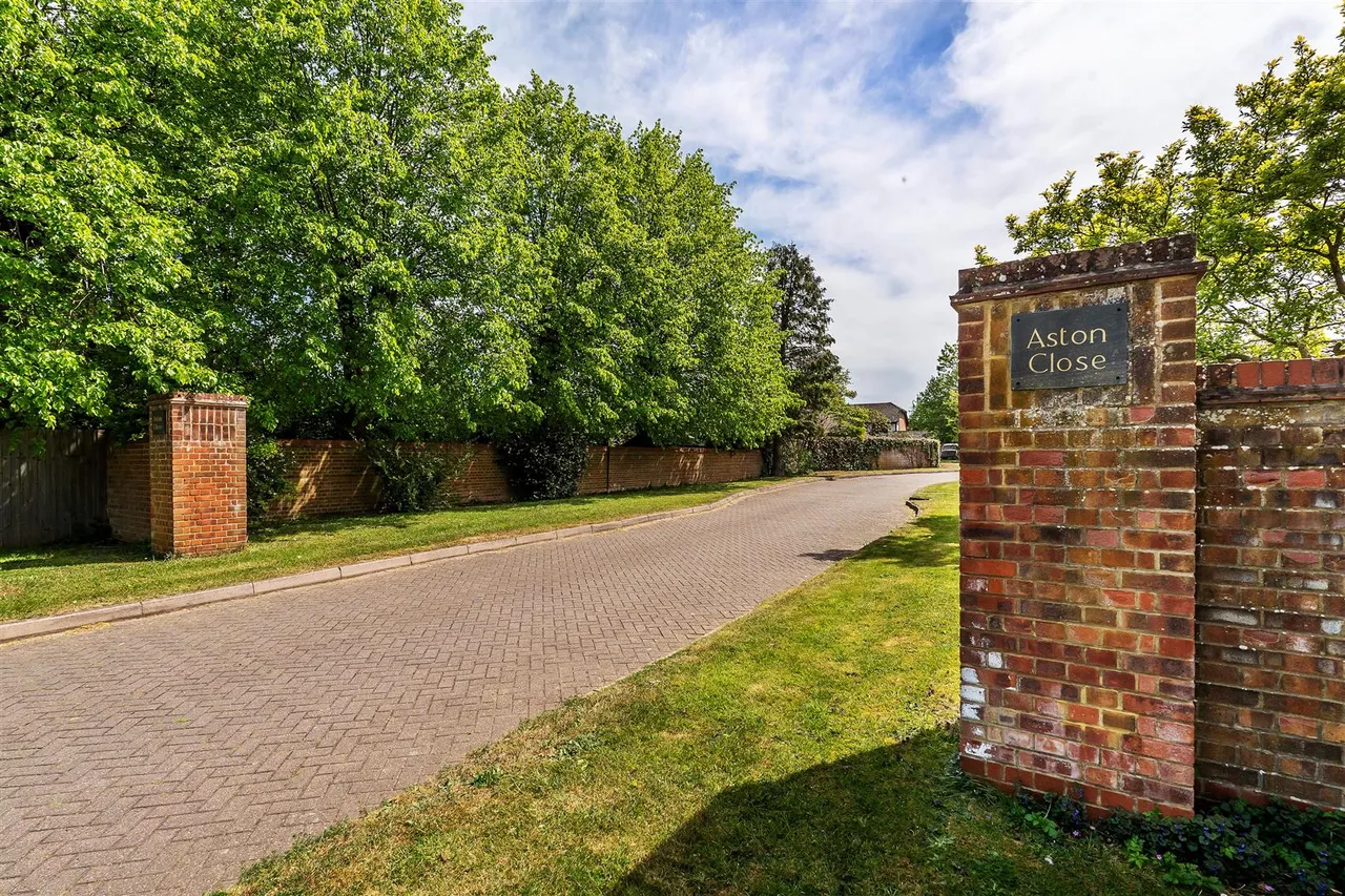 Aston Close, Ashtead, KT21, photo 20