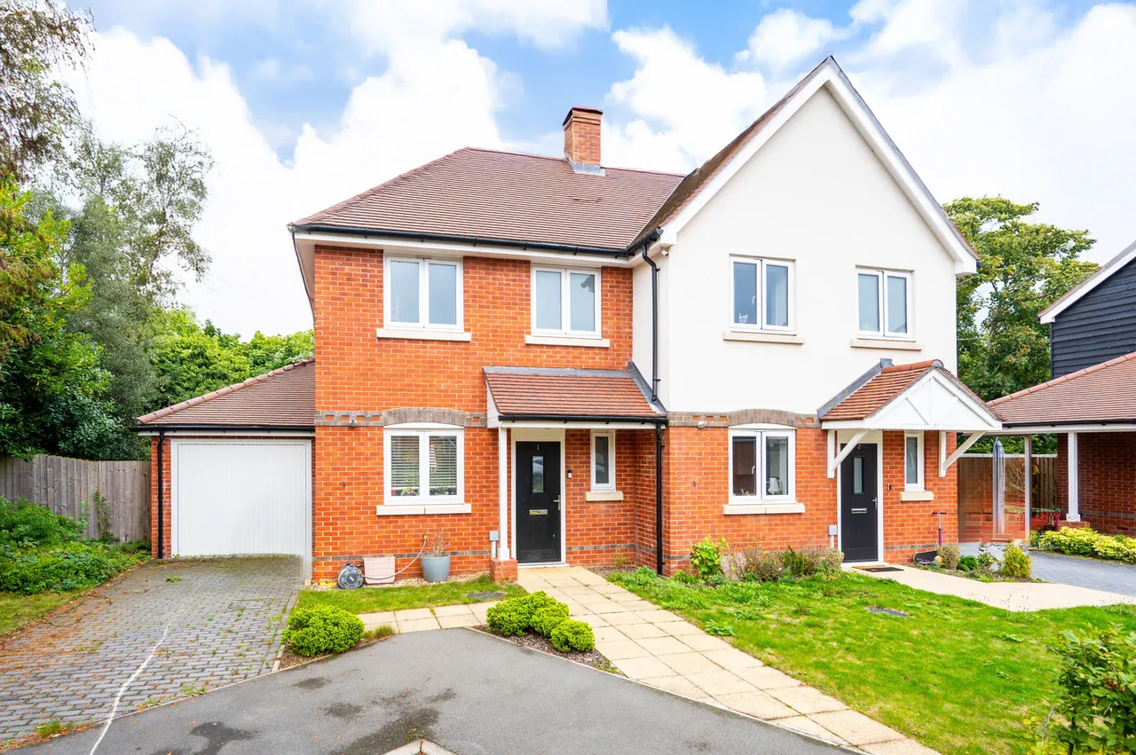 3 bed house to rent — 1 Victoria Mews, GUILDFORD