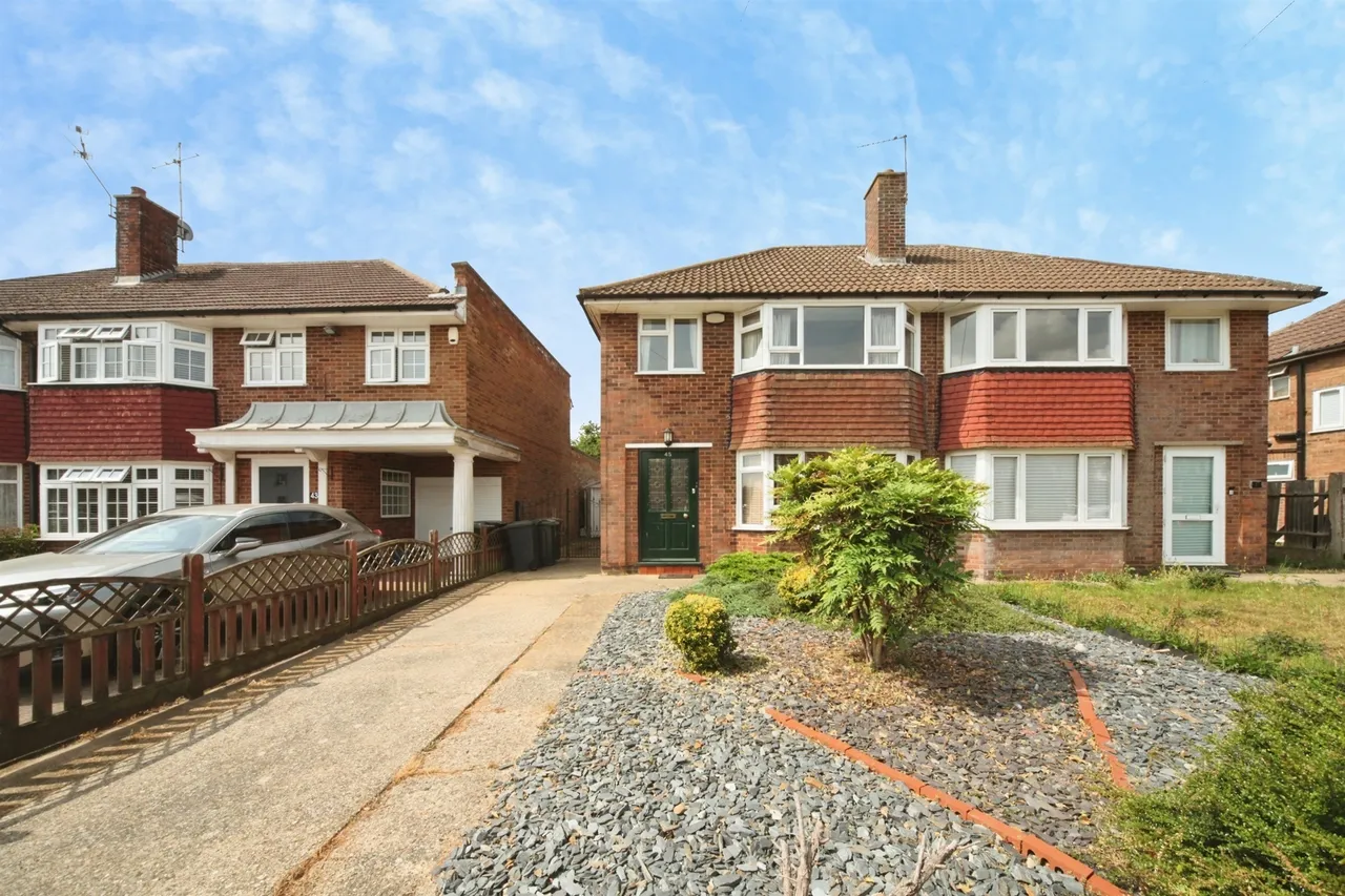 3 bed house for sale — Crowland Road, Luton