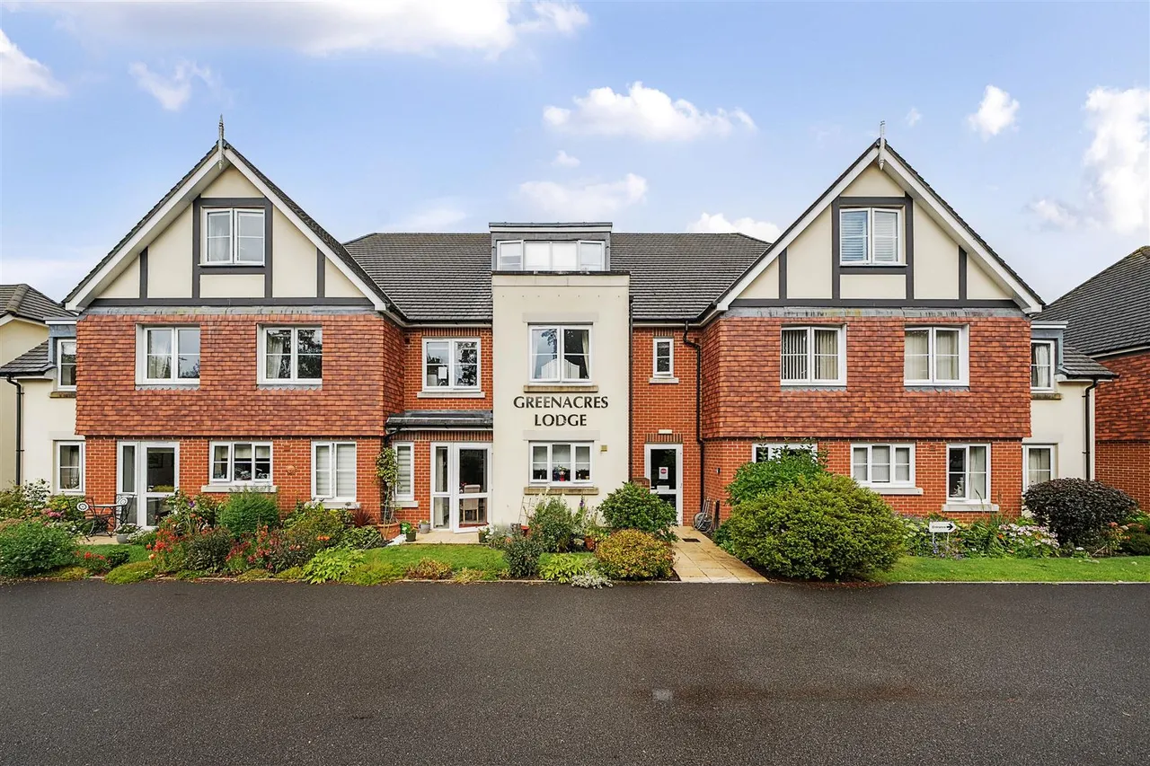 1 bed flat to rent, Limpsfield Road, Warlingham, CR6