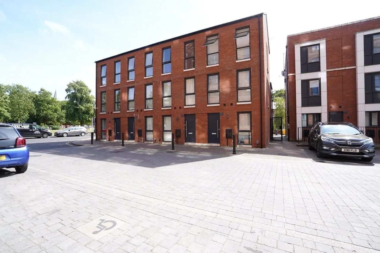 3 bed house for sale — Elisabeth Gardens, Stockport, Greater Manchester, SK5