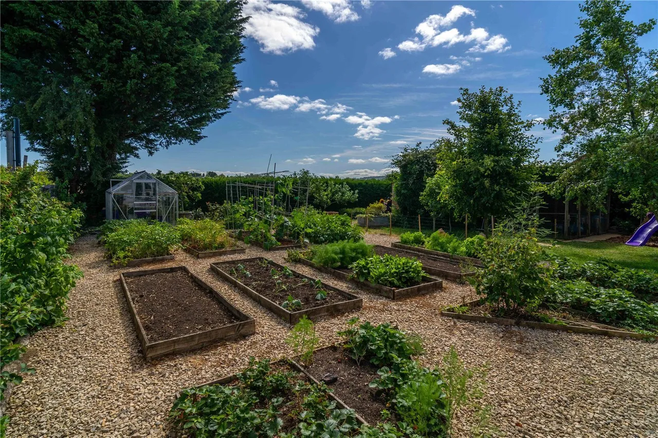 Murcot, Broadway, WR12, photo 11
