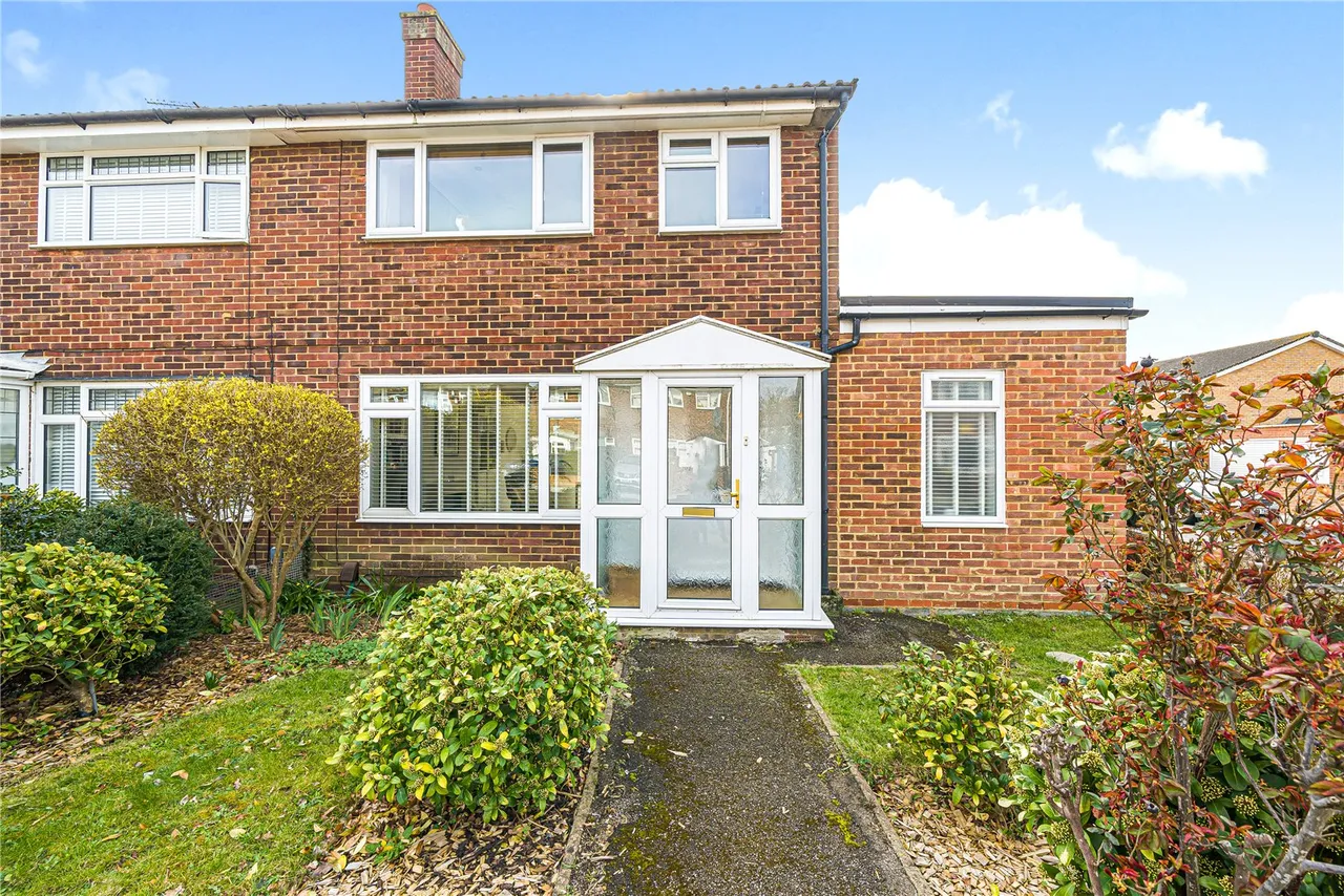 3 bed house for sale — Bluefield Close, Hampton, TW12 3JH