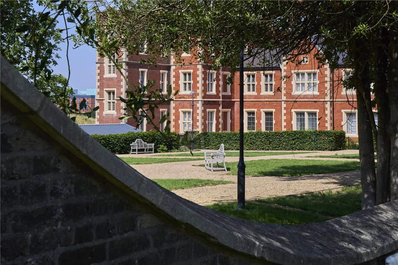 St. George's Gardens, London, SW17, photo 11