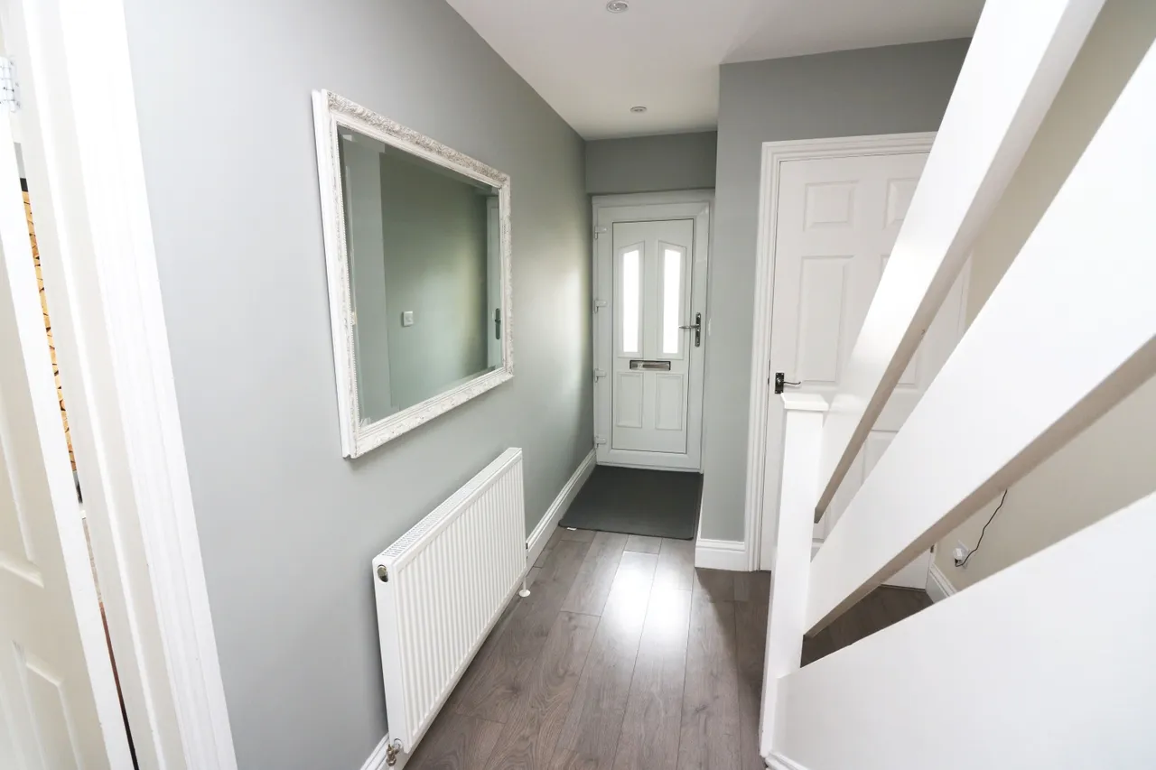 Aymer Drive, Surrey Staines-upon-Thames, TW18, photo 2