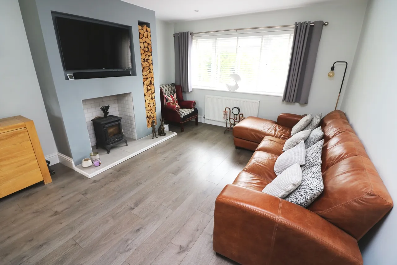 Aymer Drive, Surrey Staines-upon-Thames, TW18, photo 3