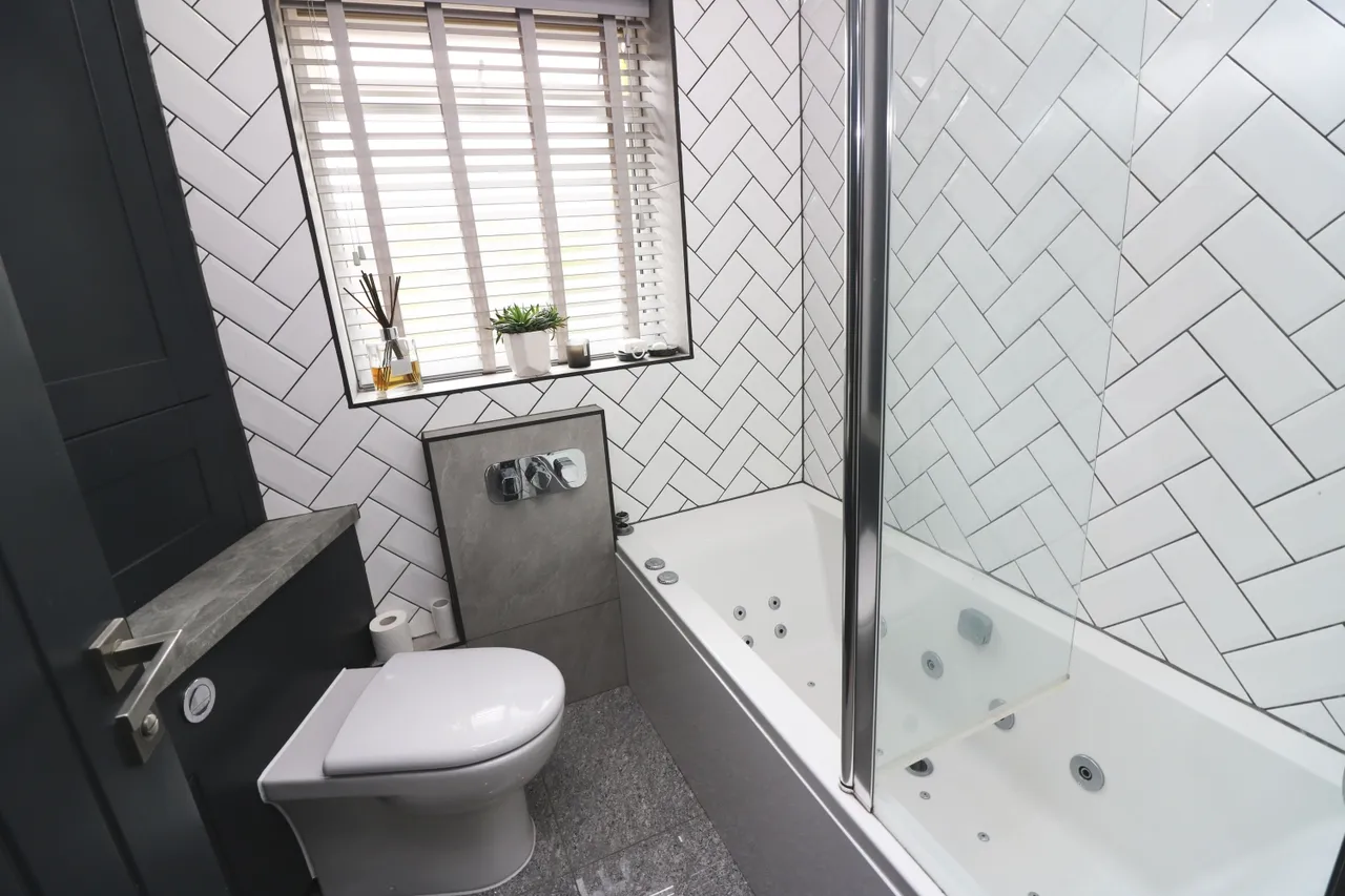 Aymer Drive, Surrey Staines-upon-Thames, TW18, photo 7