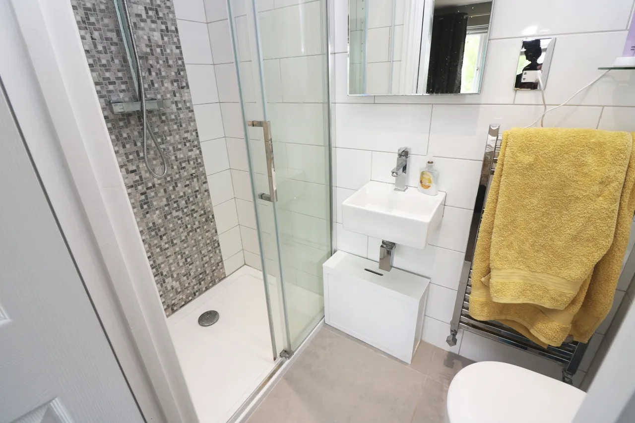 Aymer Drive, Surrey Staines-upon-Thames, TW18, photo 9