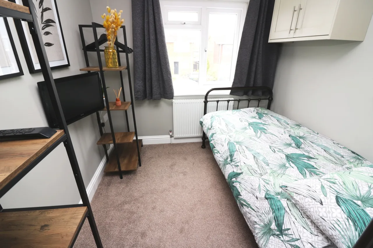 Aymer Drive, Surrey Staines-upon-Thames, TW18, photo 11