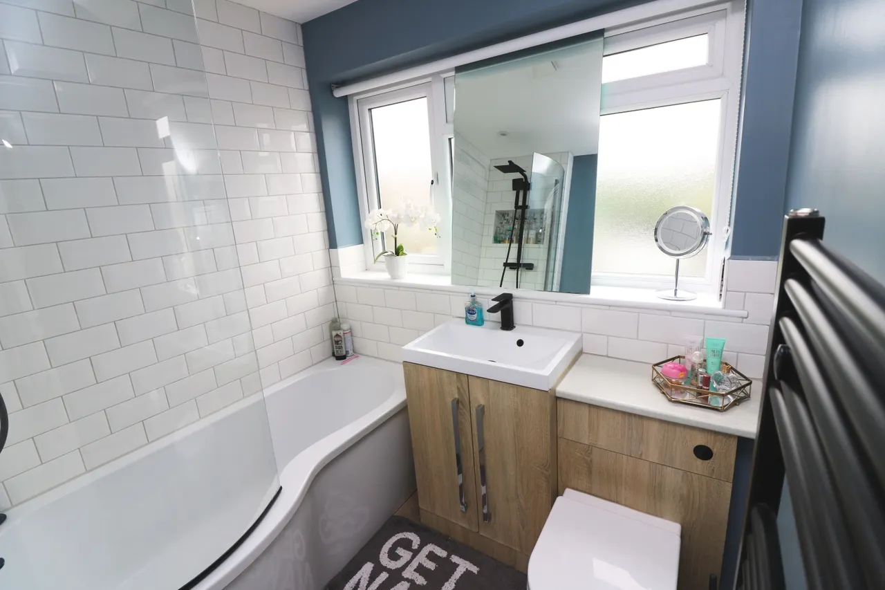 Aymer Drive, Surrey Staines-upon-Thames, TW18, photo 12
