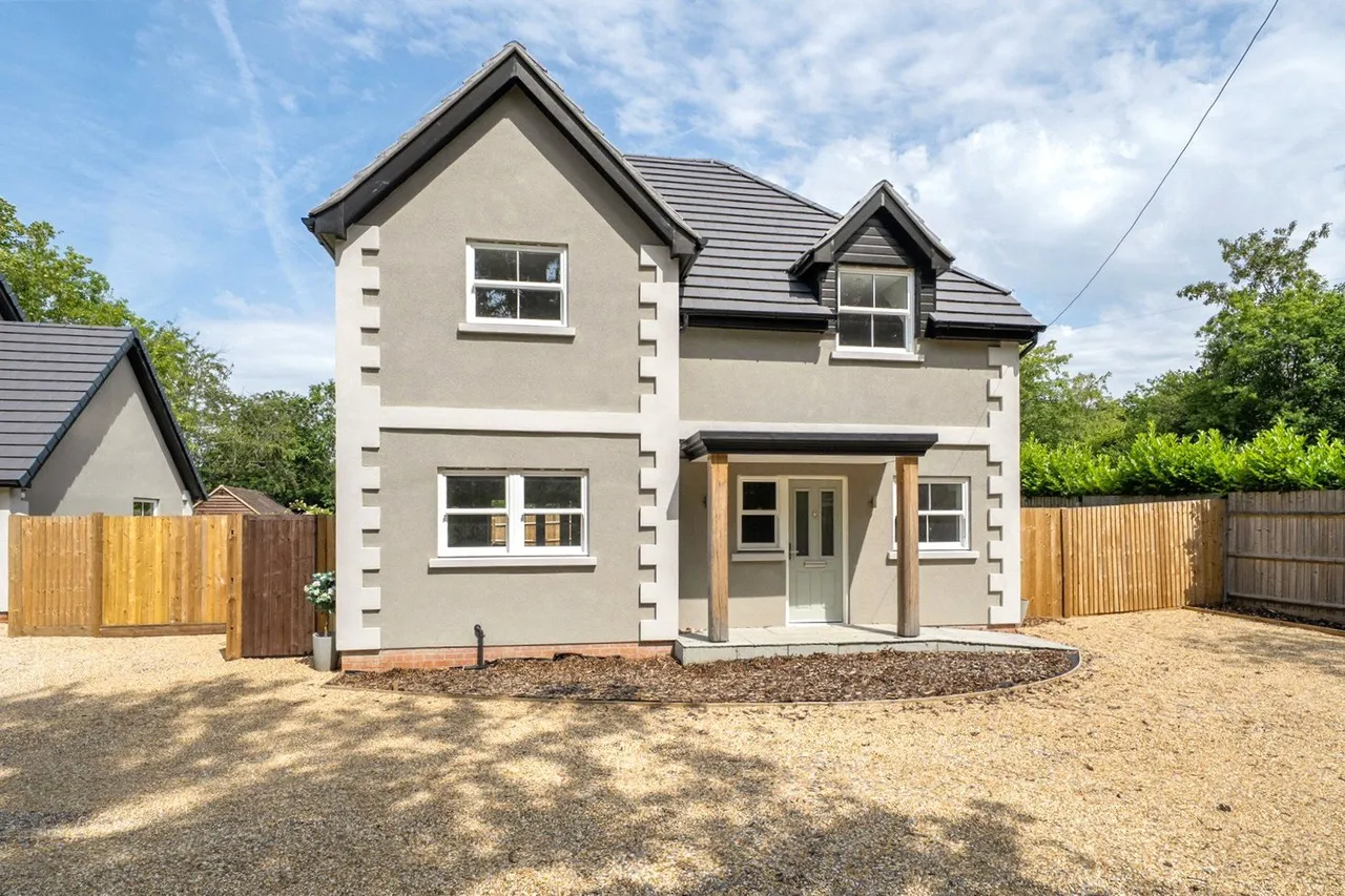 4 bed house for sale — Shawfield Lane, Ash, Surrey, GU12 6QZ