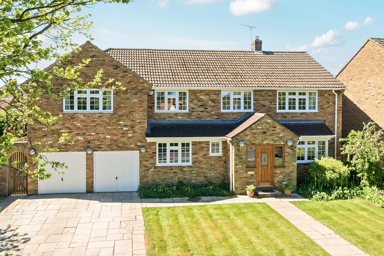 5 bed house for sale — St. Peters Close, Speen, Princes Risb...