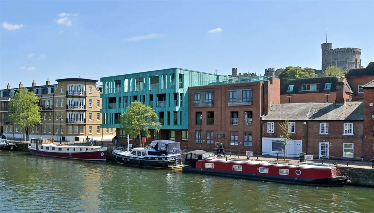 2 bed flat for sale — Farm Yard, Windsor, Berkshire, SL4 1AE