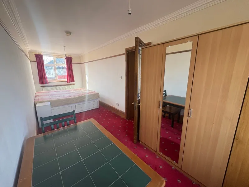 Sandhurst Drive, Ilford, IG3, photo 4