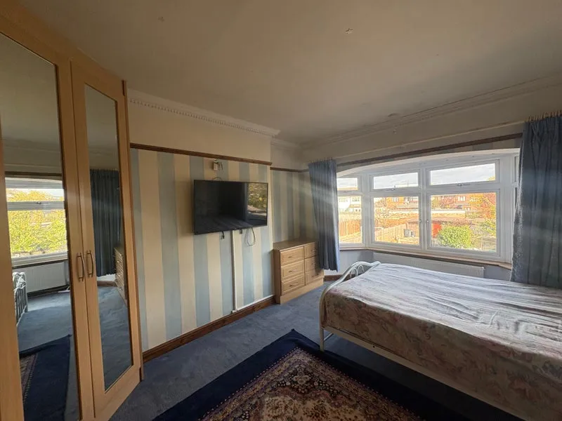 Sandhurst Drive, Ilford, IG3, photo 2
