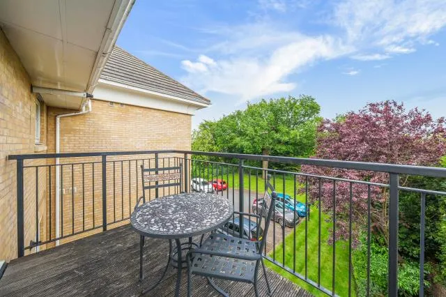 3 bed flat for sale, Hendon Lane, London, N3