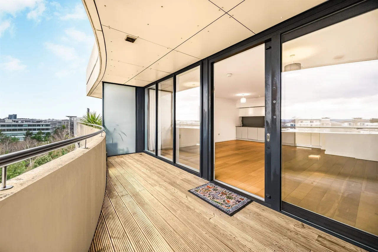 3 bed flat for sale — Colonial Drive, London