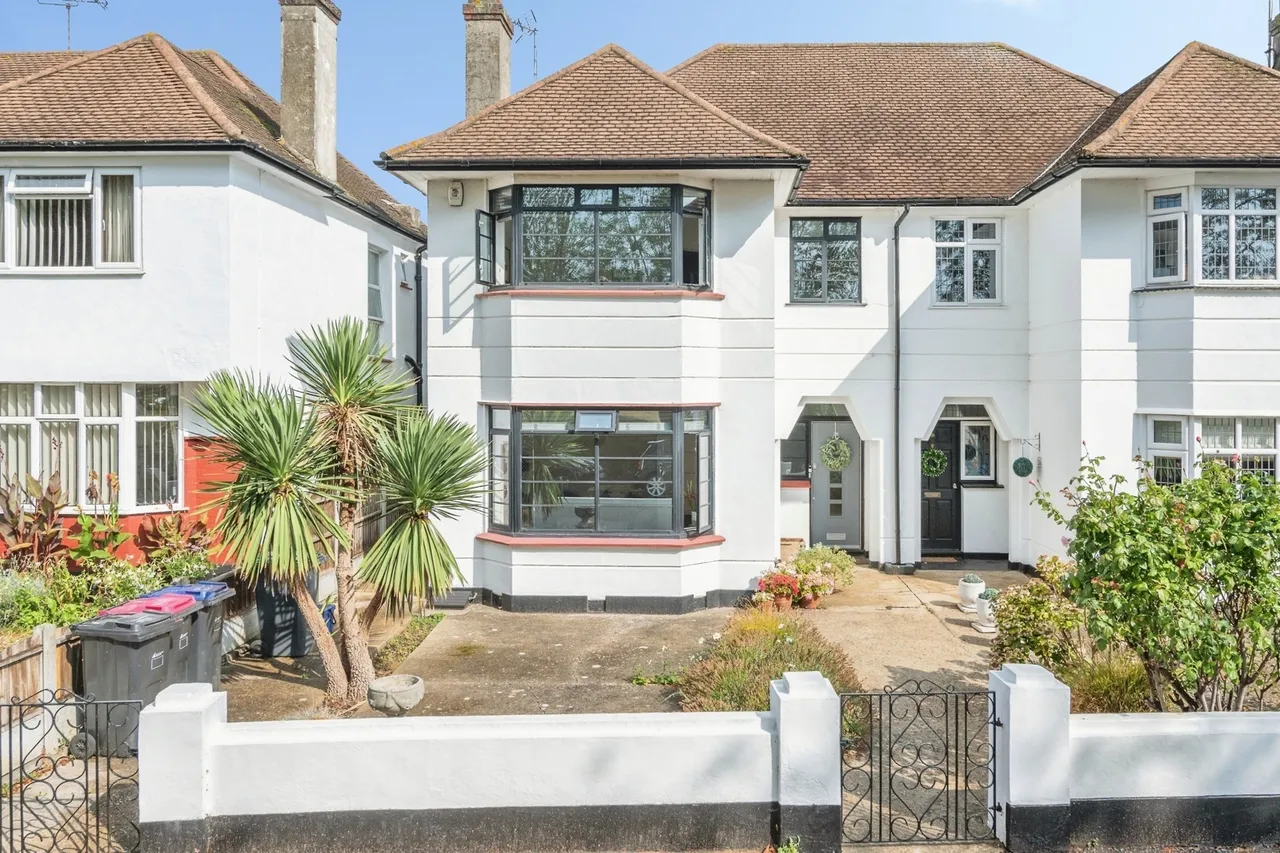 4 bed house for sale — Northumberland Crescent, Southend-on-Sea, Essex, SS1