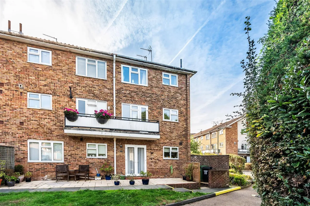 Linden Court, Leatherhead, KT22, photo 8