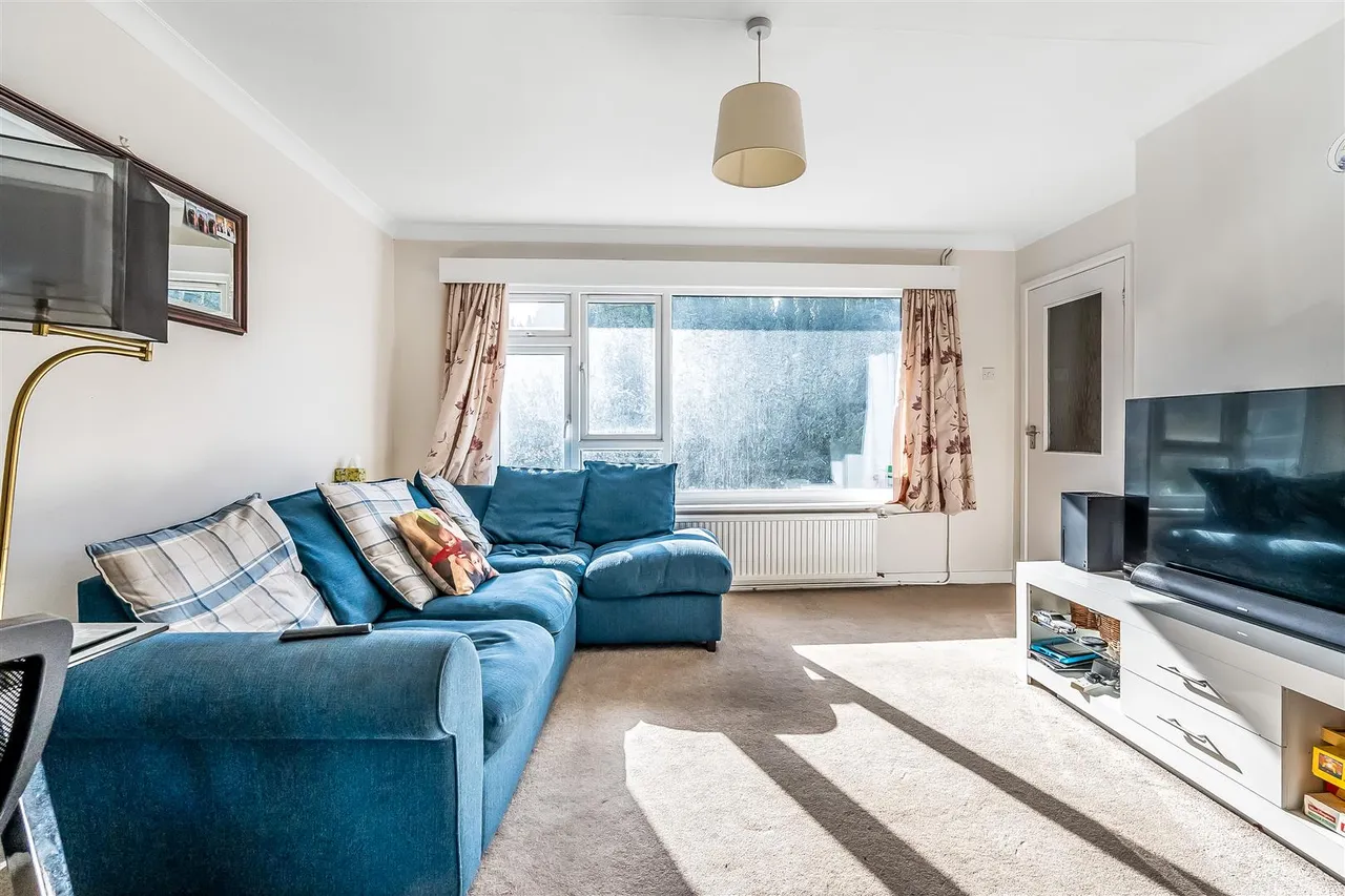 Linden Court, Leatherhead, KT22, photo 3