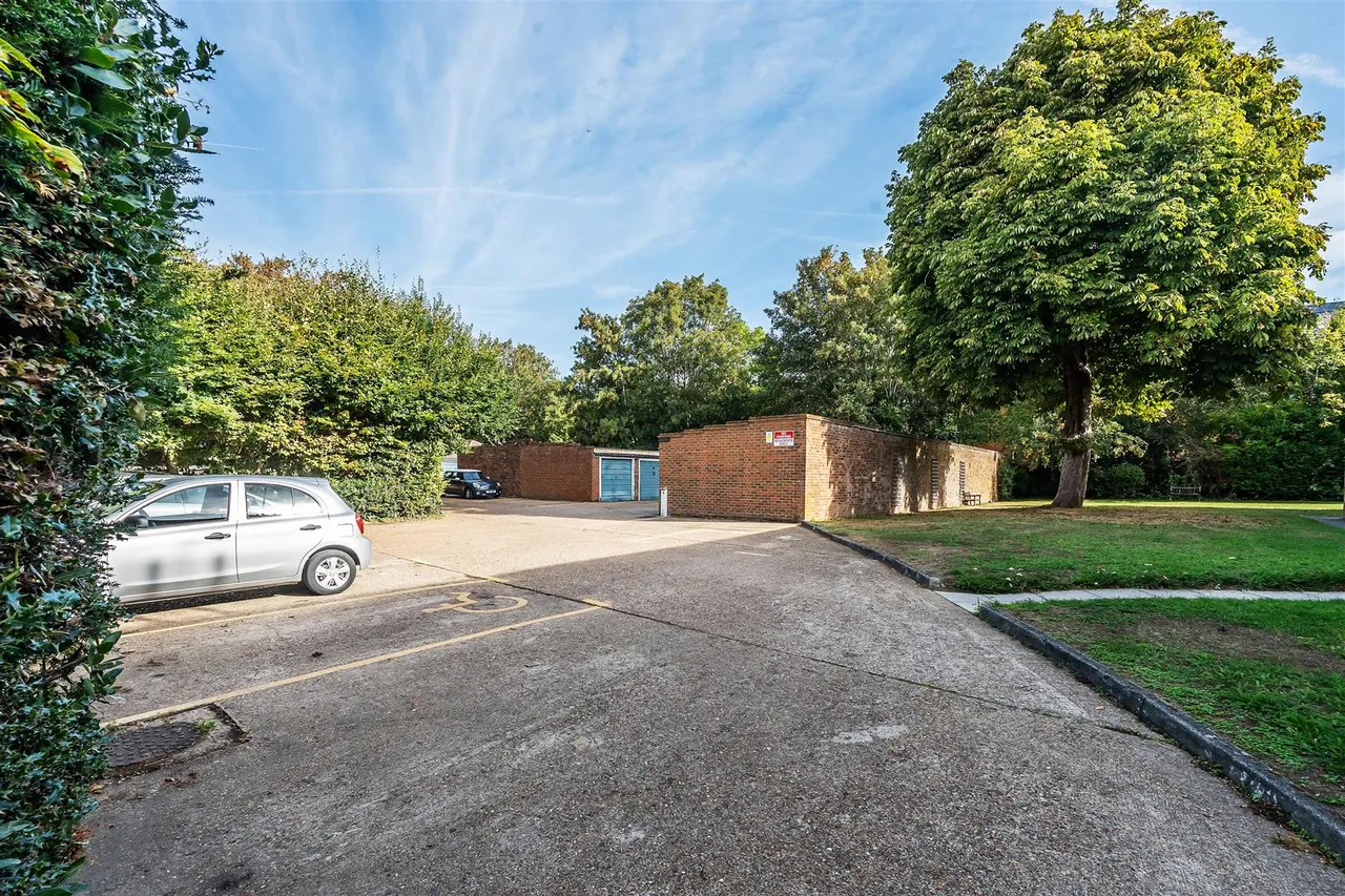 Linden Court, Leatherhead, KT22, photo 10