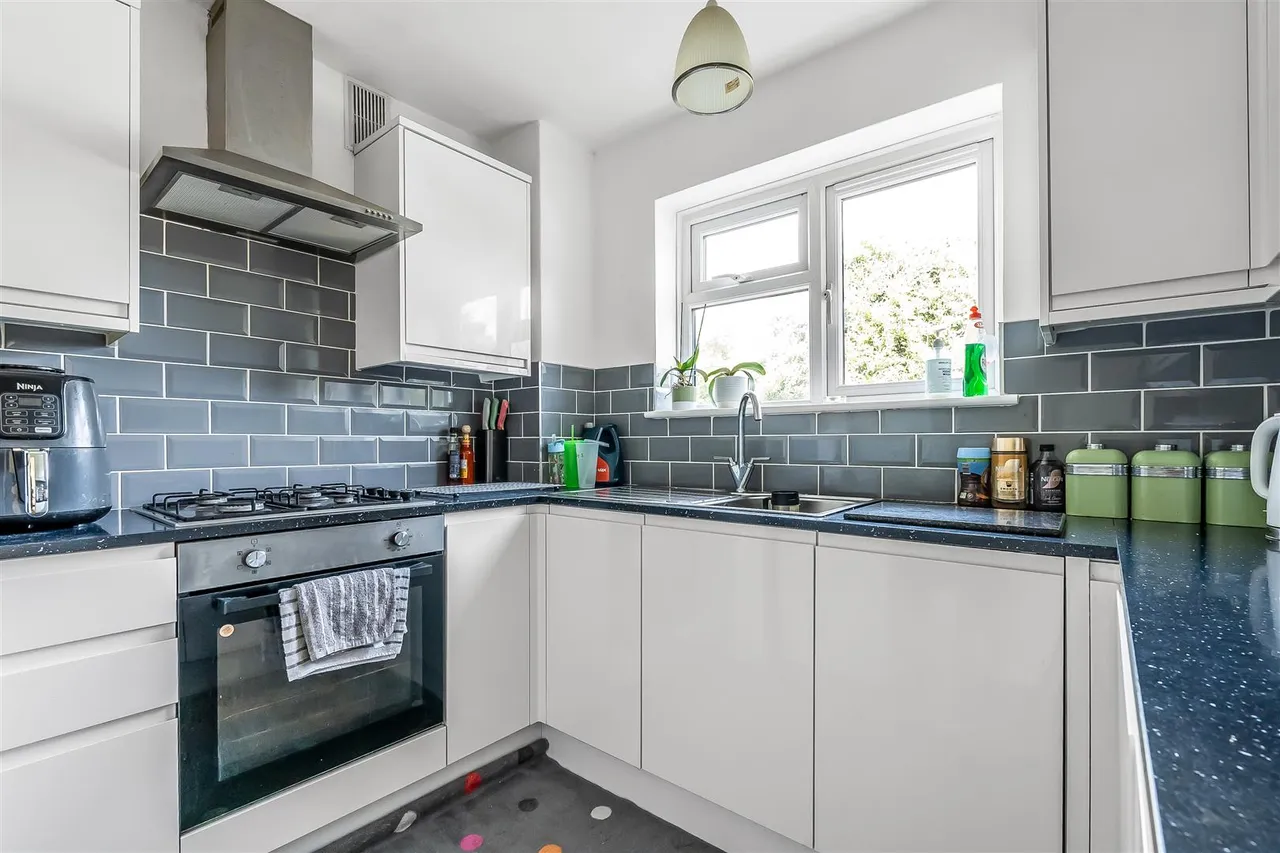 Linden Court, Leatherhead, KT22, photo 2
