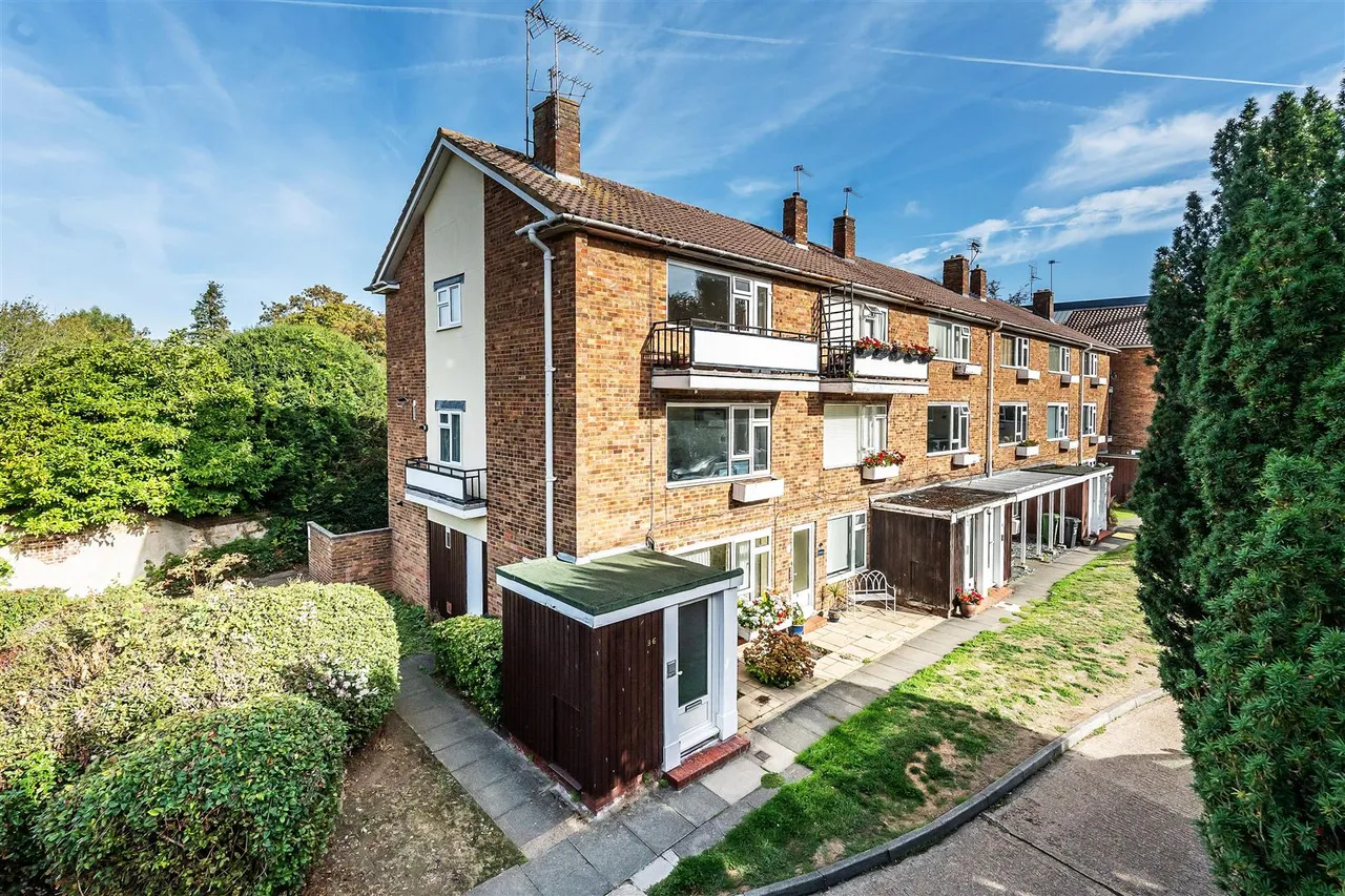 2 bed flat for sale, Linden Court, Leatherhead, KT22