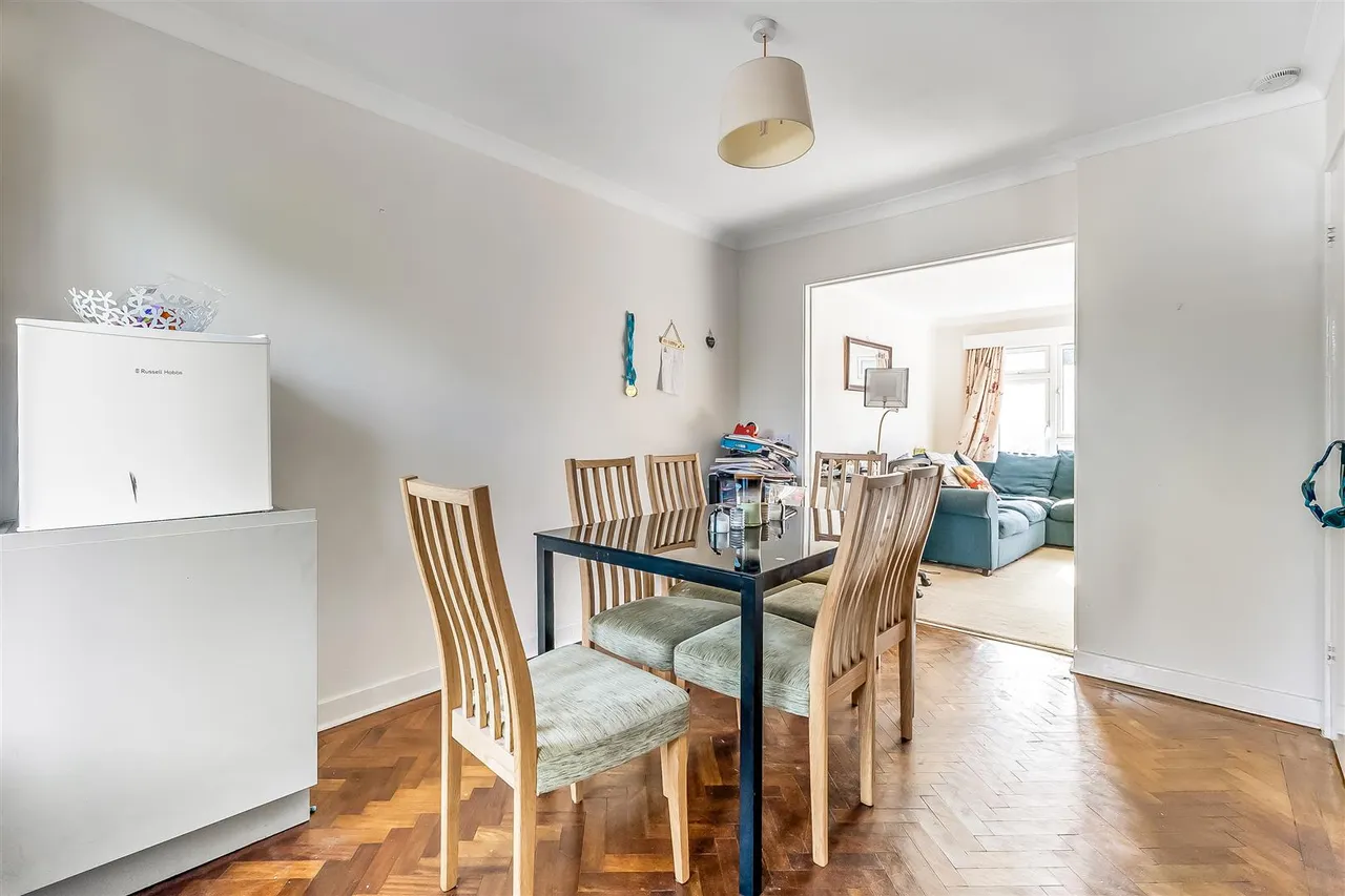 Linden Court, Leatherhead, KT22, photo 12