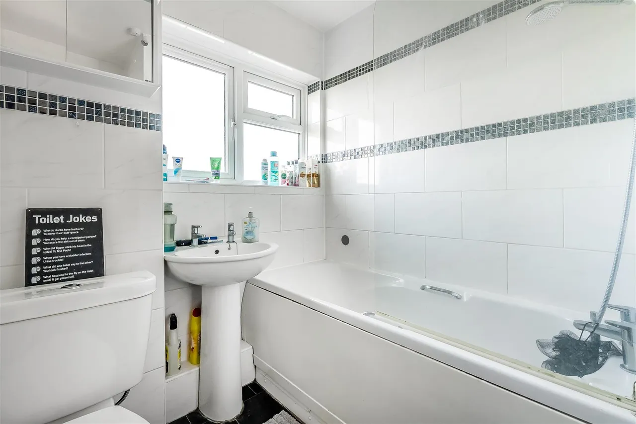 Linden Court, Leatherhead, KT22, photo 7