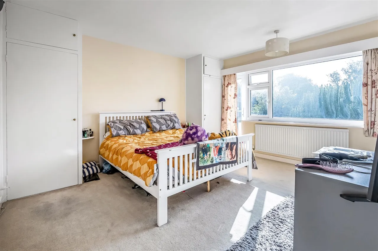 Linden Court, Leatherhead, KT22, photo 4