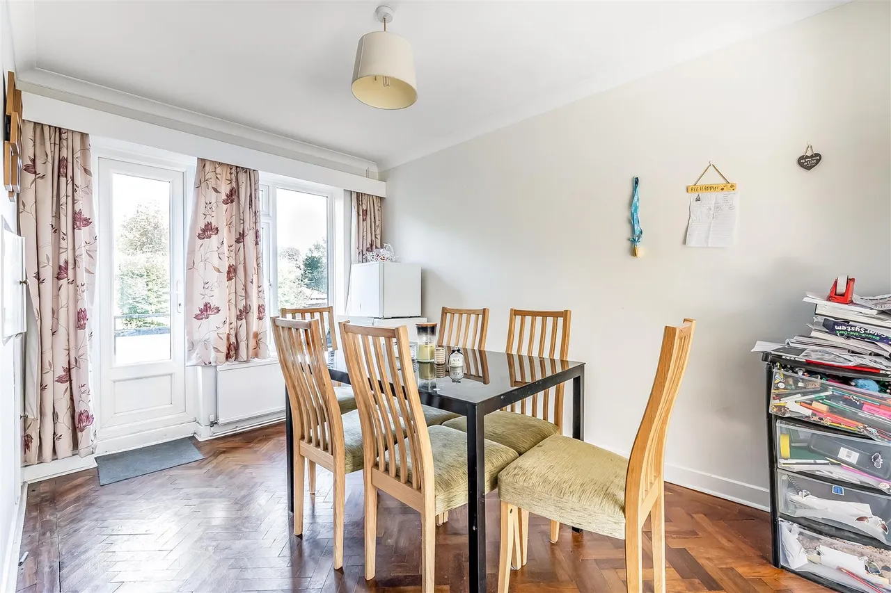 Linden Court, Leatherhead, KT22, photo 5