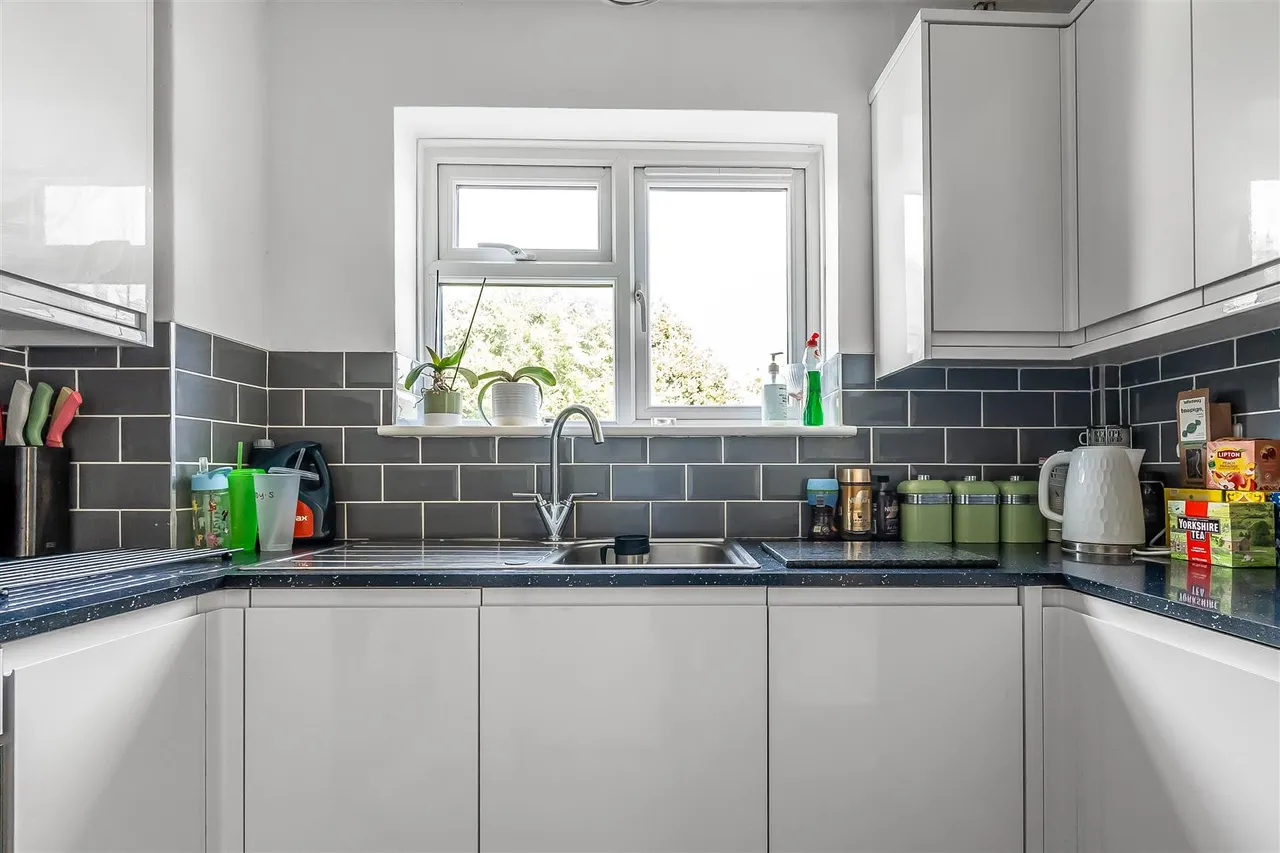 Linden Court, Leatherhead, KT22, photo 13