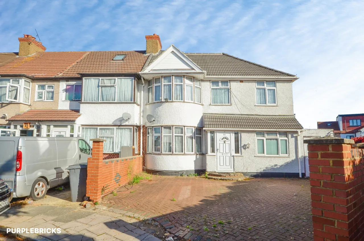 8 bed house for sale, Woodside Close, Wembley, HA0